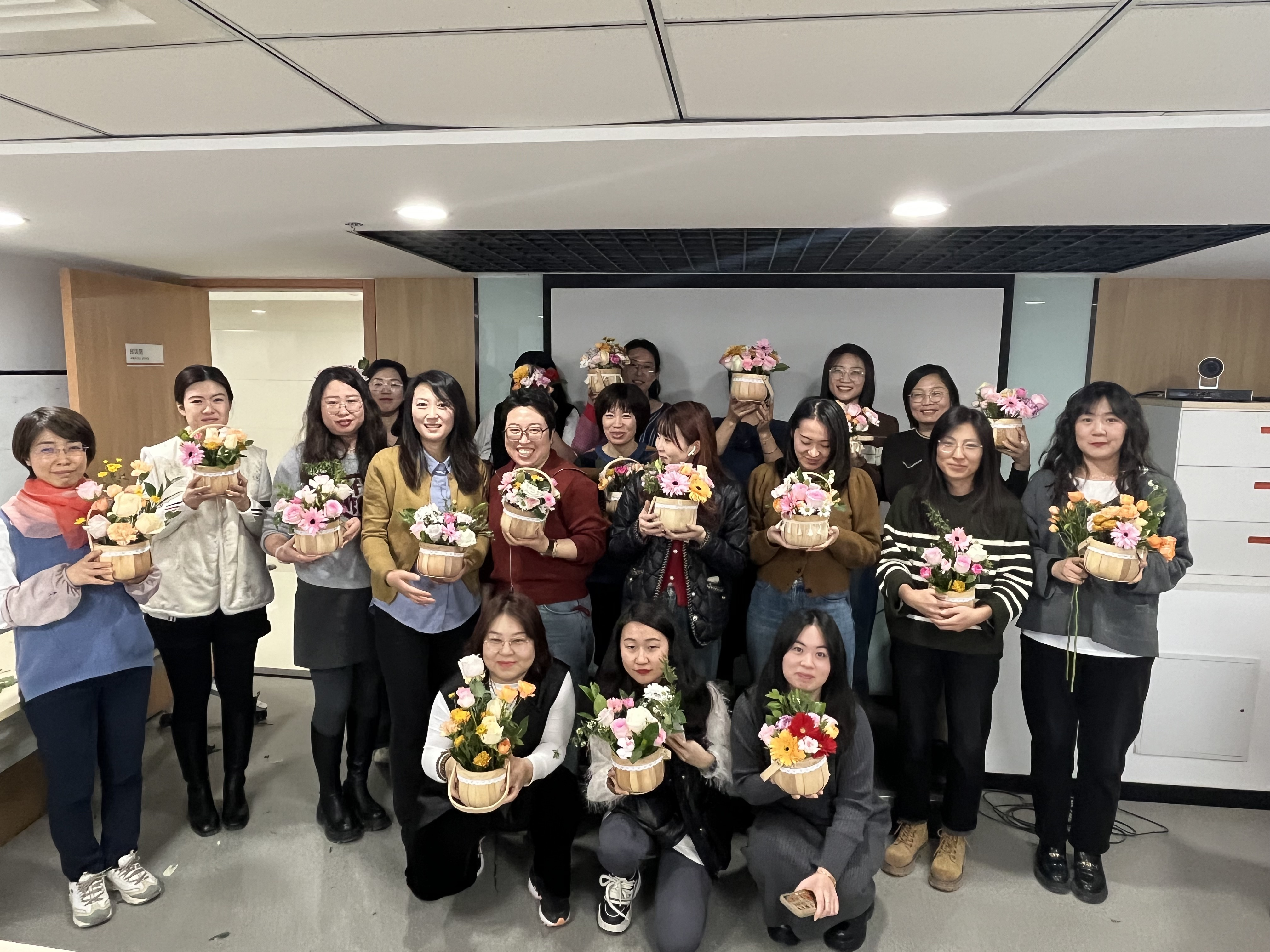 平安产险威海中心支公司开展“拈花一笑，向阳而生”花艺沙龙活动