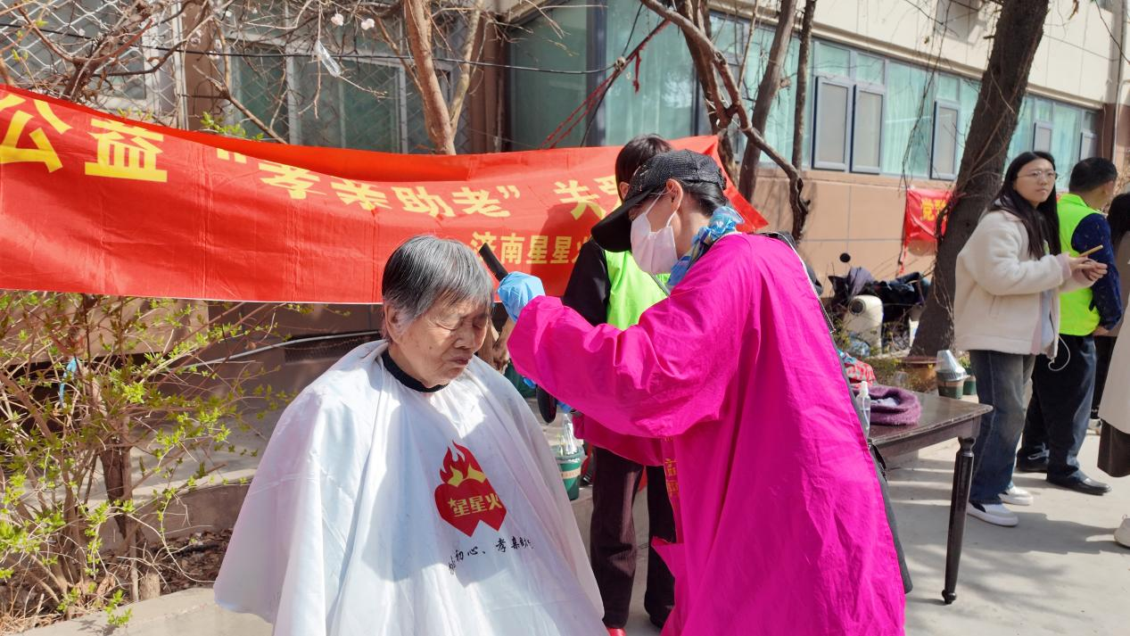 融媒·见证丨当“活力老人”和高龄老人结成“养老搭子”——一盆花怎样“发信号”？