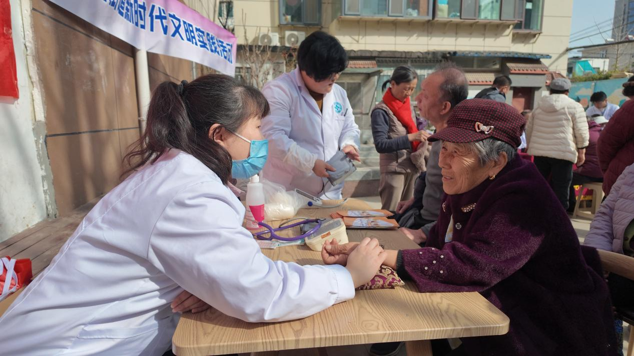 融媒·见证丨当“活力老人”和高龄老人结成“养老搭子”——一盆花怎样“发信号”？