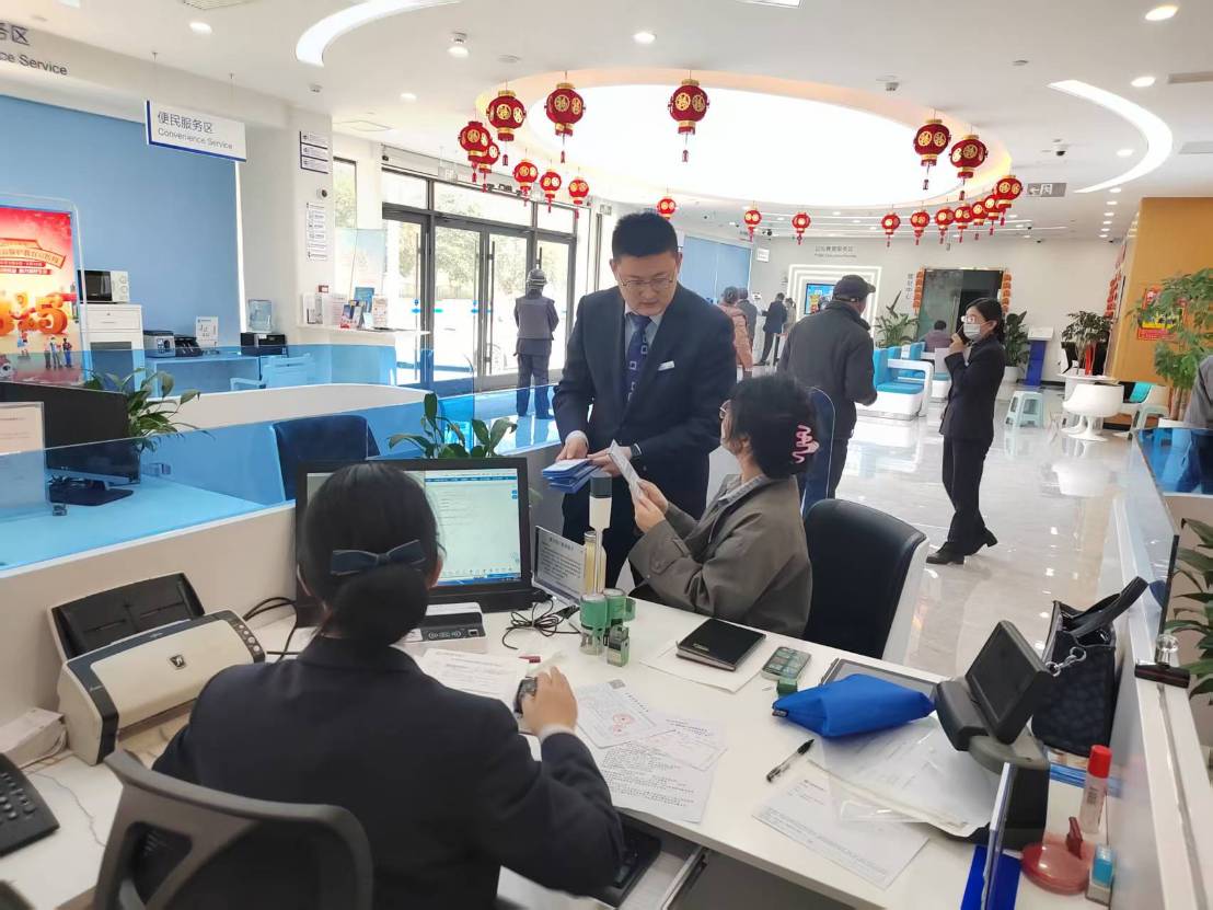 建行菏泽电厂支行：积极开展学雷锋金融知识宣传活动