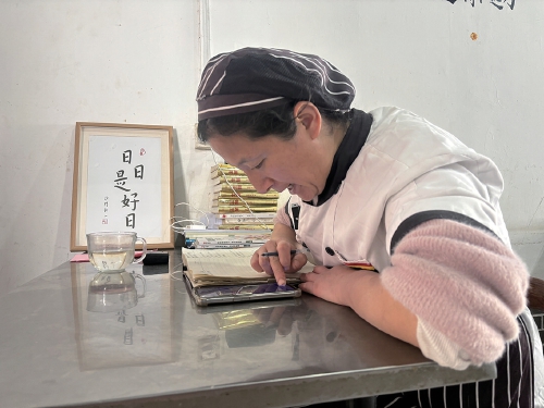 “电视上都是你，怪能呢”边卖包子边练英语口语的曲阜“包子姐”：我想逆袭，让自己的“一手烂牌打出王炸”