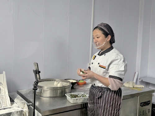 “电视上都是你，怪能呢”边卖包子边练英语口语的曲阜“包子姐”：我想逆袭，让自己的“一手烂牌打出王炸”