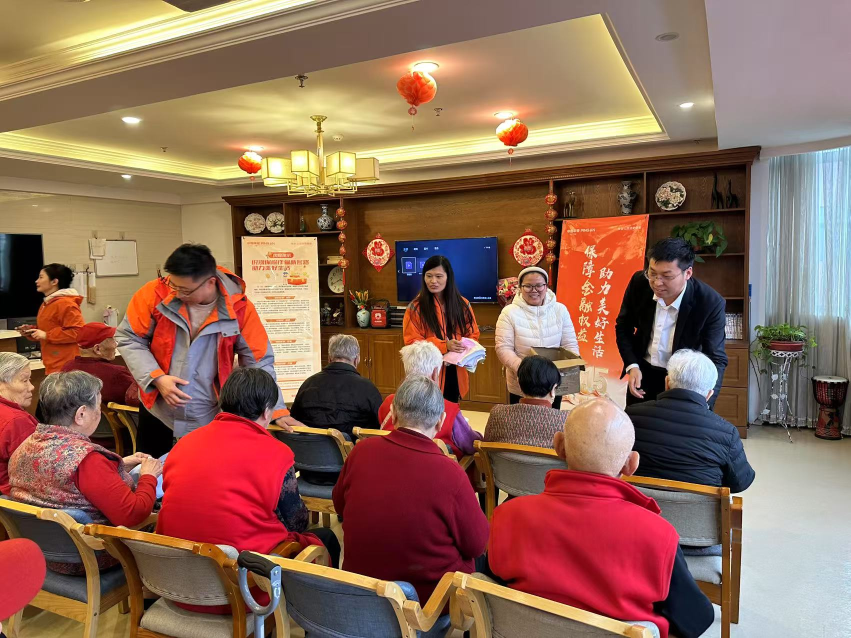 平安产险菏泽中心支公司开展老年人防欺诈宣教活动