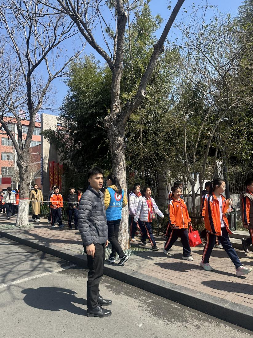 平安产险济宁中心支公司：泗水支公司组织学雷锋自愿者活动