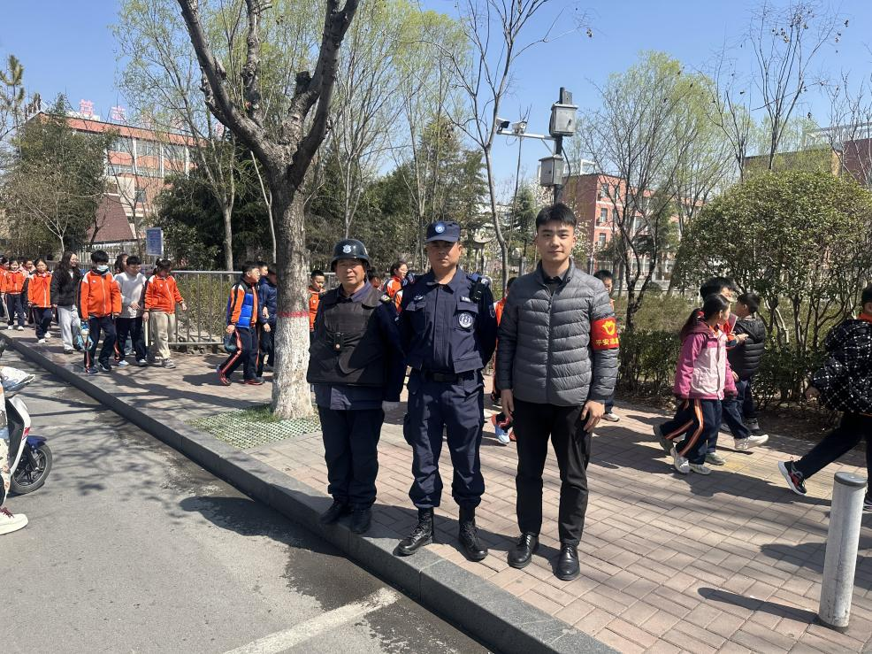 平安产险济宁中心支公司：泗水支公司组织学雷锋自愿者活动