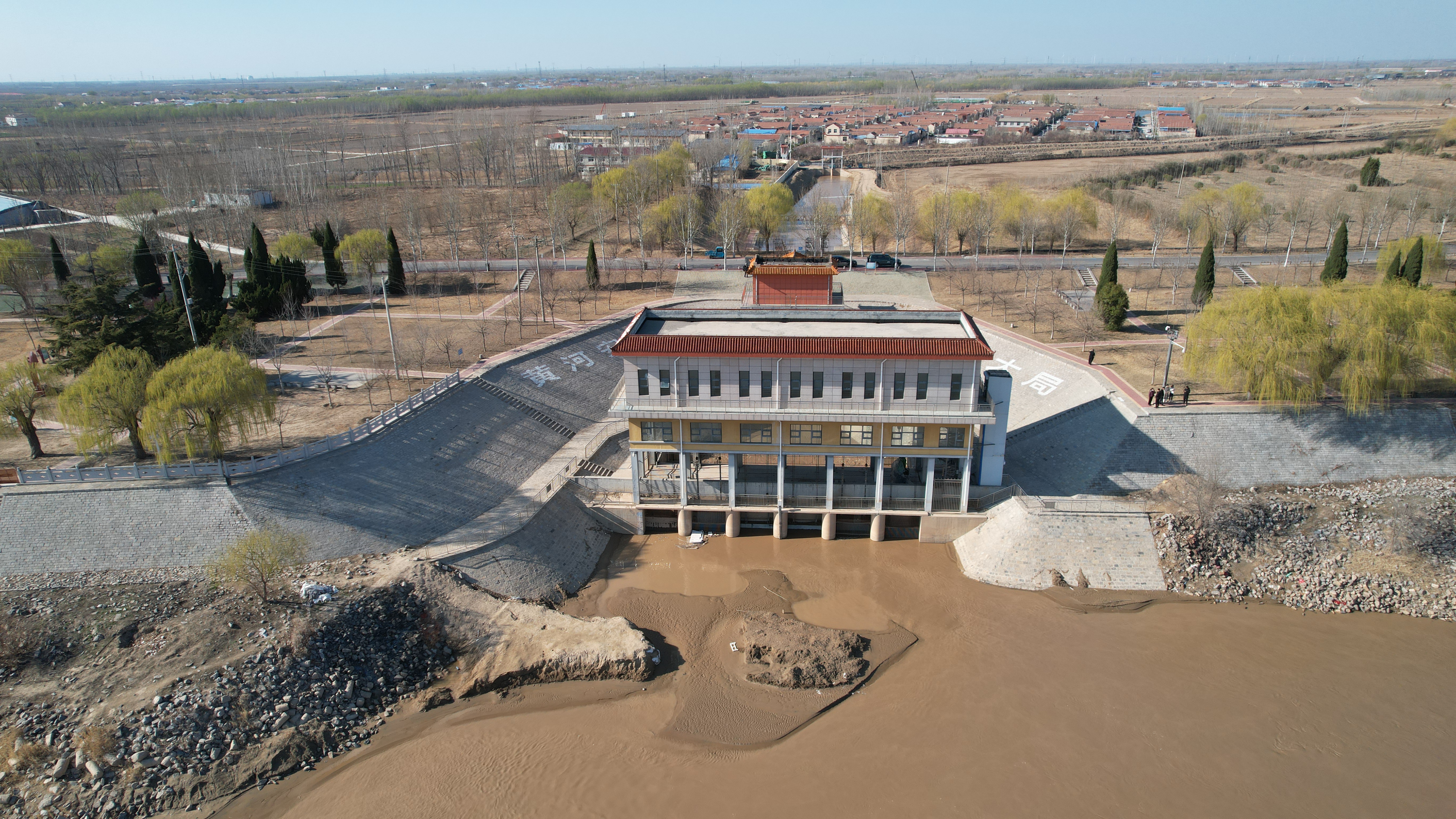 融媒·见证丨沟渠通畅、水流充沛、设备稳定……春灌顺利进行中——小麦“畅饮”黄河水
