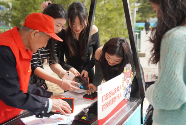 市口岸物流办在泉城广场开展反走私普法宣传活动