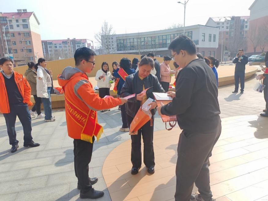 平安产险东营中心支公司开展党员先锋雷锋月公益活动
