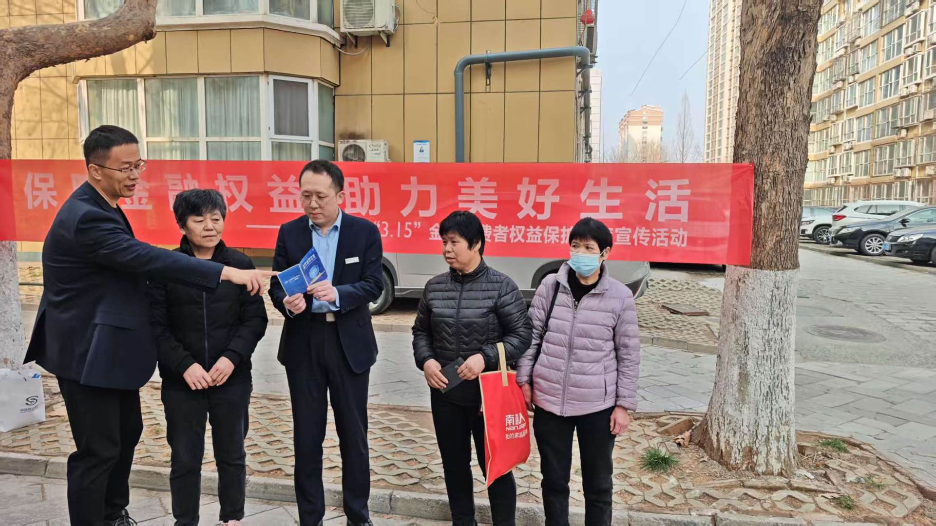 中国民生银行济南东城支行开展“3·15”金融知识宣传活动