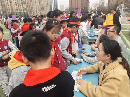 “数智启航 乐享π对”济南高新区东城逸家小学开展数学游园日主题活动