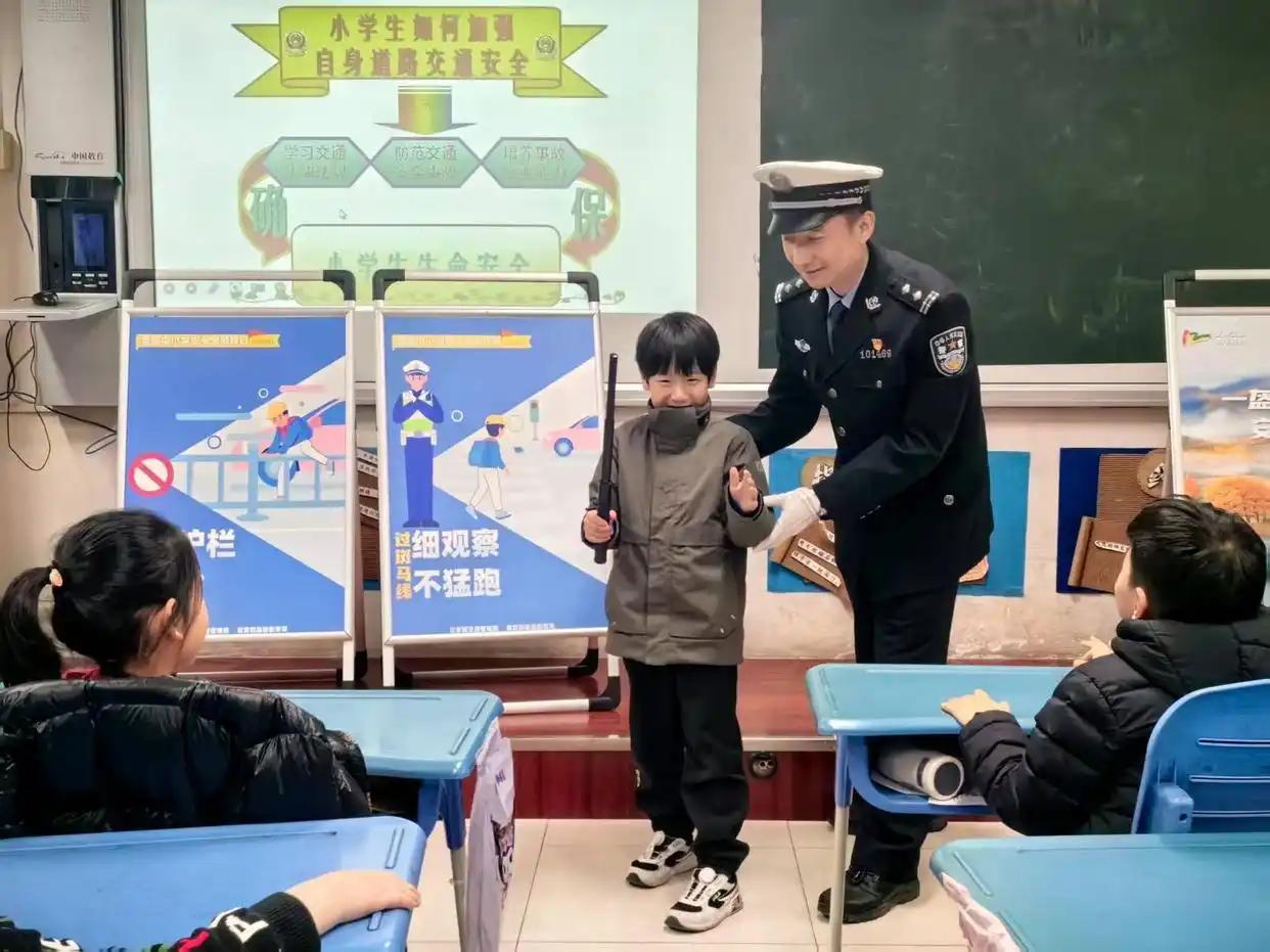 为迎接全国中小学安全教育日 济南交警开展交通安全宣传进校园活动