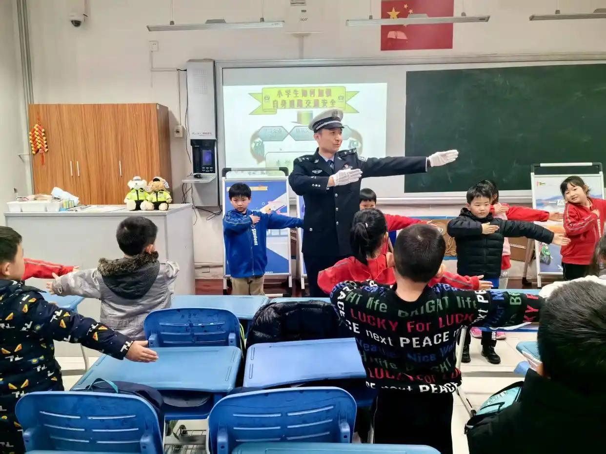 为迎接全国中小学安全教育日 济南交警开展交通安全宣传进校园活动
