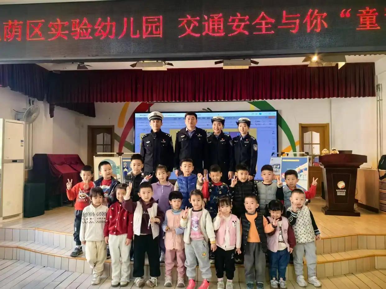 为迎接全国中小学安全教育日 济南交警开展交通安全宣传进校园活动