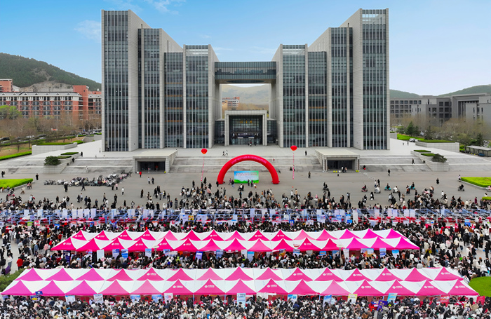 2025年全国“千校万岗”就业招聘会暨山东省师范类高校毕业生就业双选会举行