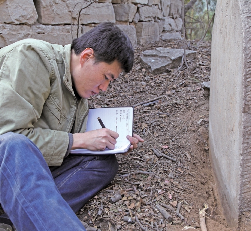 济南“民间考古人”黄鹏：矢志20载，寻碑6000方