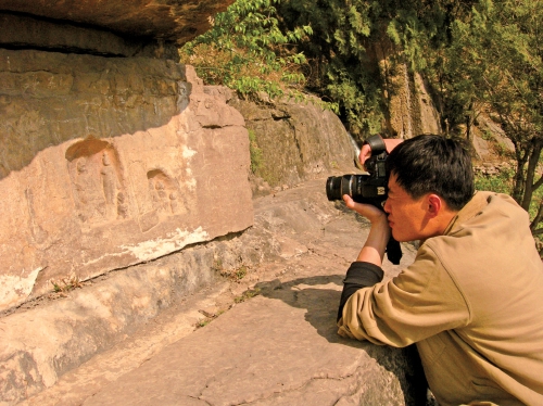 济南“民间考古人”黄鹏：矢志20载，寻碑6000方