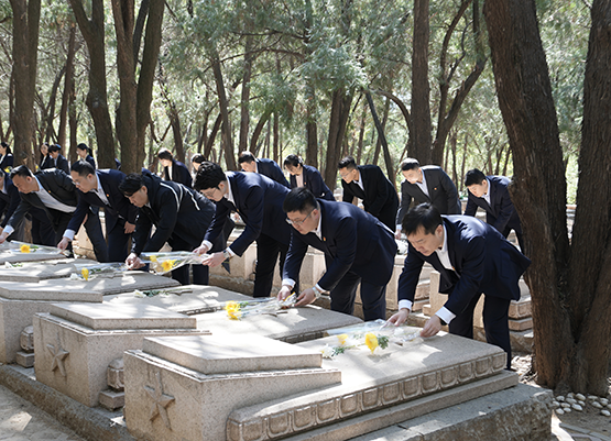 农行济南市中支行开展清明节祭扫活动