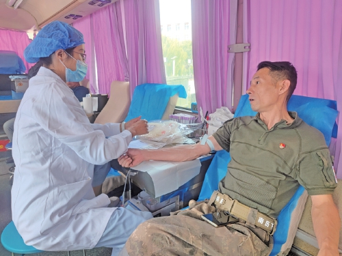 一面锦旗背后的“双城记”