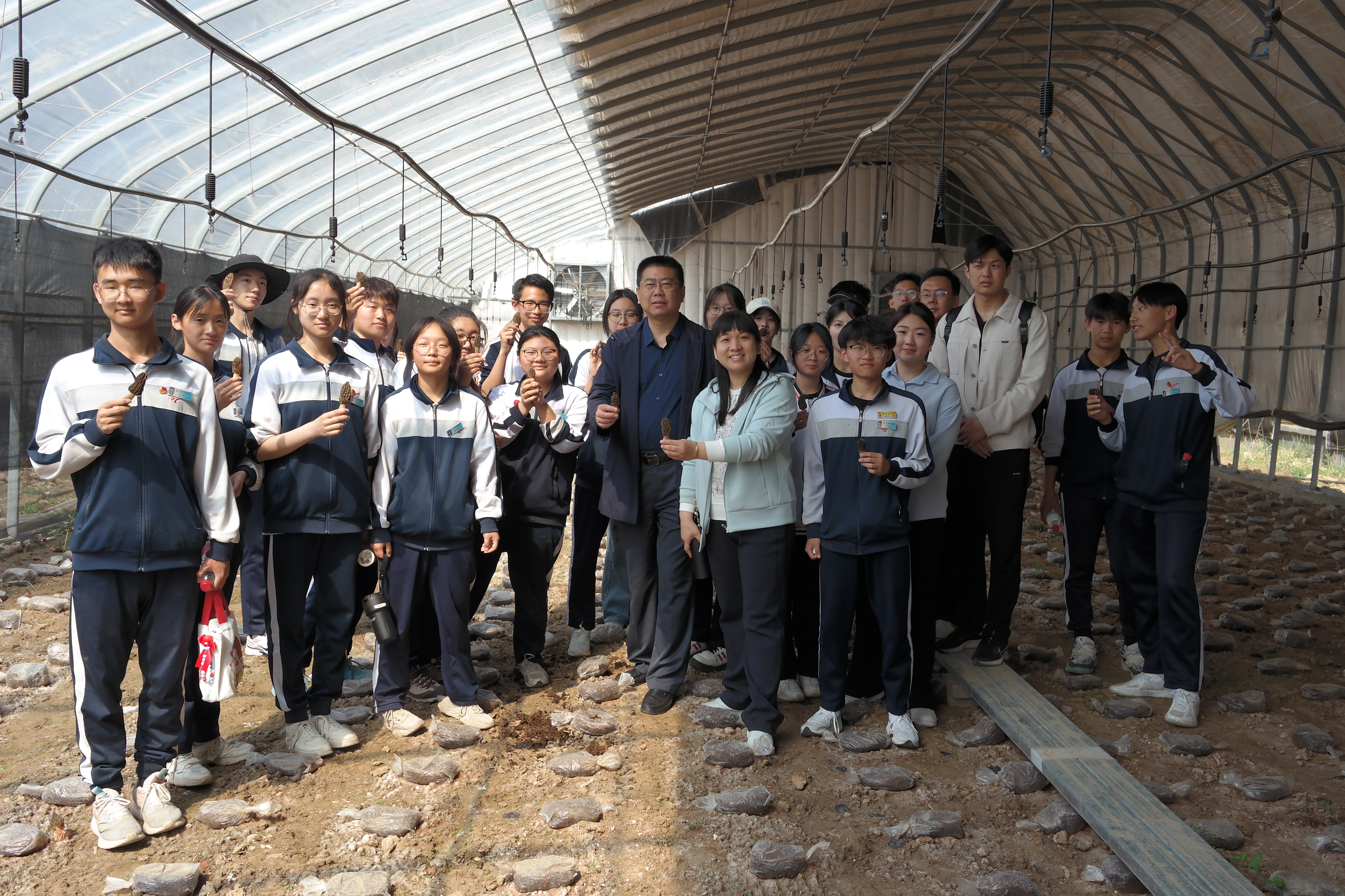 躬耕田园践初心 菌香育人启新程 ——济南传媒学校携手范庄村开展劳动教育实践活动