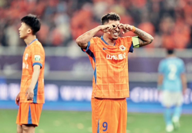 克雷桑上演帽子戏法，泰山队5:1大胜青岛西海岸