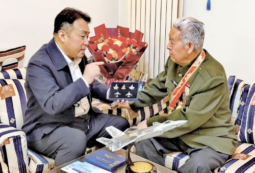 两代军事新闻人在济共话国家主权安全 是什么让95岁战地摄影记者眼含泪水？