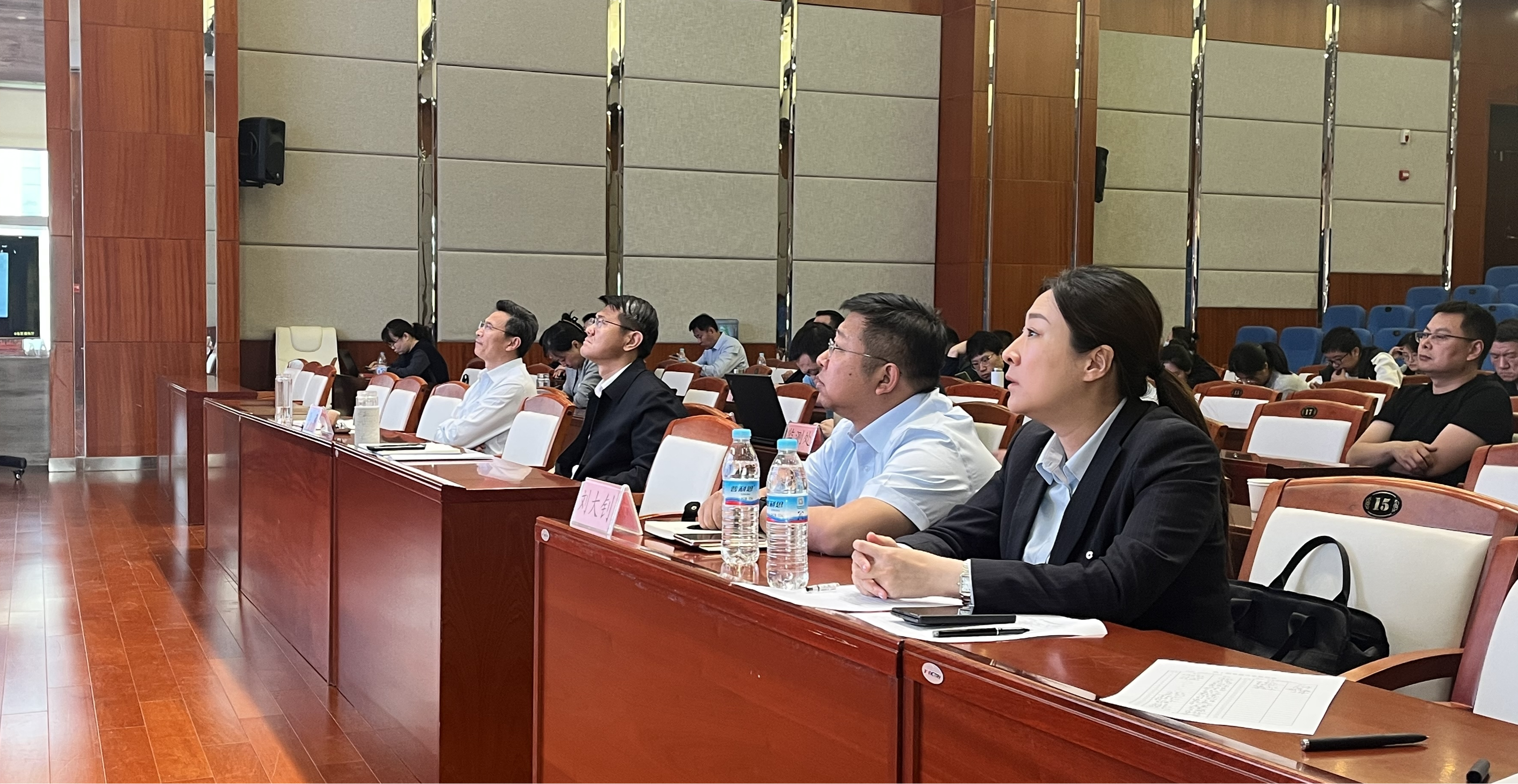 银政携手反诈反赌,共同守护幸福未来——建行甸柳新村支行开展“防非宣传进机关”专项活动