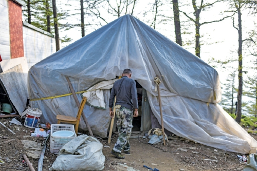 扁担上的泰山：当“挑山工”遇见“机器狗”，山脊上的传承与变革