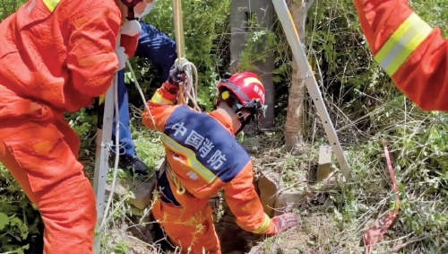 七旬老人坠十米枯井 济南消防成功救援