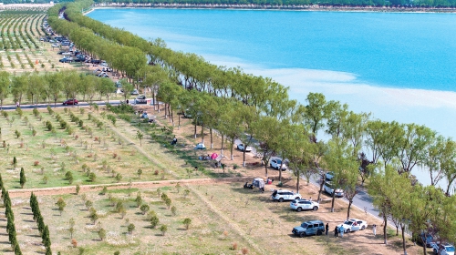 一年四季 泉在济南|蓝天碧水 帐篷朵朵 玉清湖畔“五一”假期人气旺