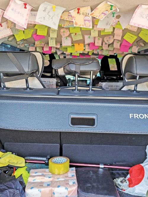 53岁男子带受伤妻子跑网约车谋生,车内贴满乘客暖心小纸条 “这是最安全的车”