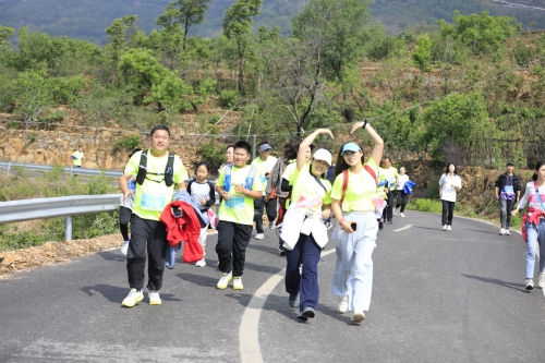 樱香漫山步步登高 2025济南（莱芜）第二届登山比赛圆满落幕