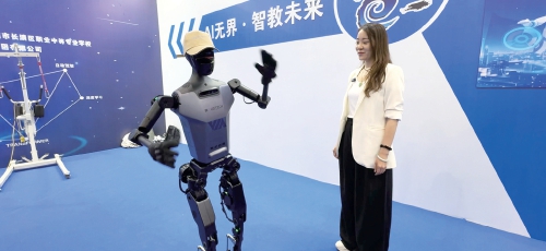 山东省2025年职业教育活动周在济启动 宇树机器人、“天工行者”机器人同台亮相