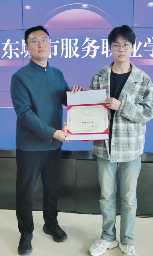 山东一男生为救同学错过春季高考考试 校方：授予“城院好青年”称号