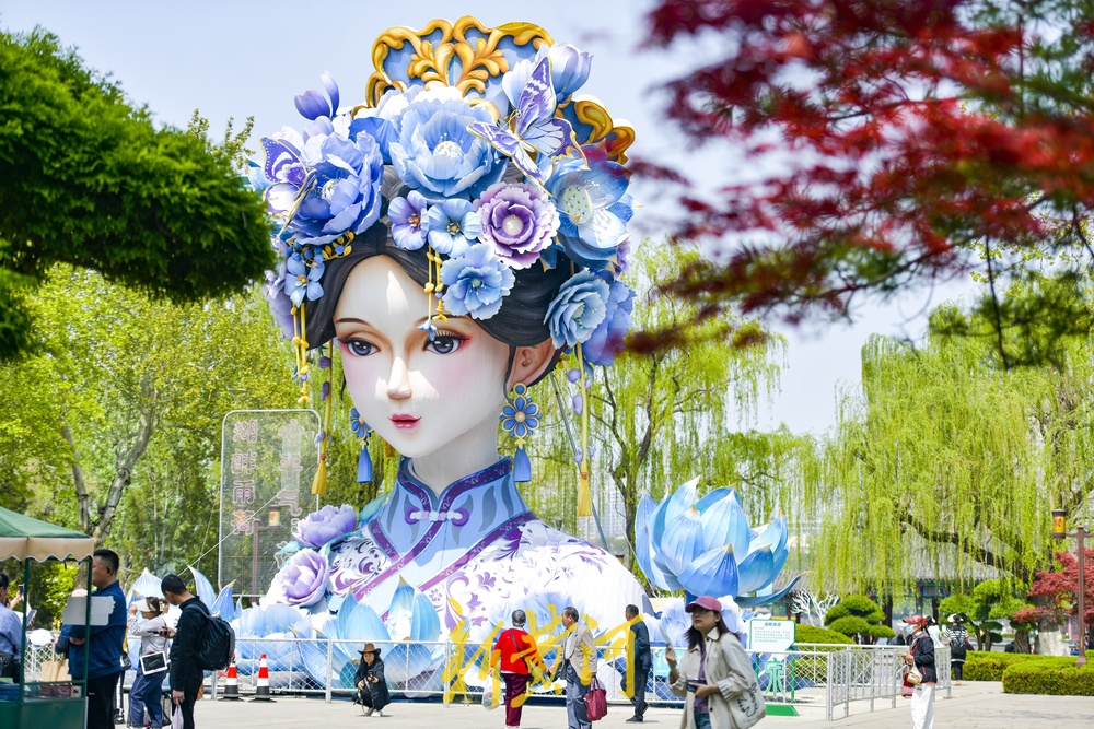 5月18日起，“湖畔雨荷”花灯开灯时间调整为每天19：30