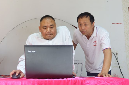 融媒·画像丨三段创业路，一生助残情——送“光”的人