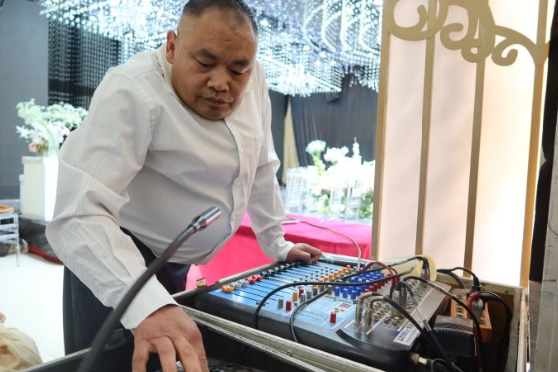 融媒·画像丨三段创业路，一生助残情——送“光”的人