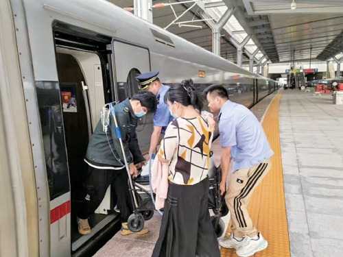 紧急转运吸氧婴儿，济南东站上演生命接力