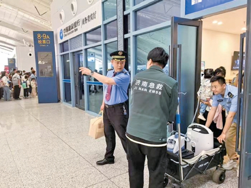 紧急转运吸氧婴儿，济南东站上演生命接力