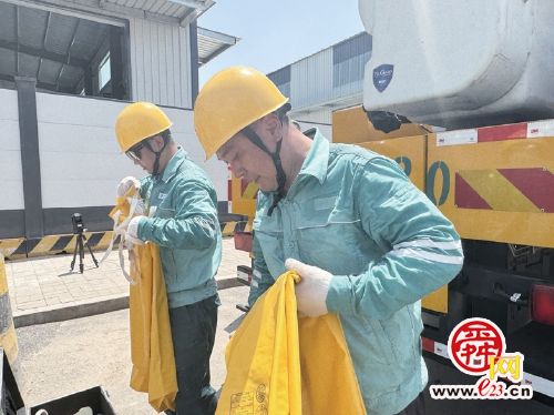 电力工作者：“以‘汗不停’换‘电不停’” 身穿三层雨衣厚绝缘服高空作业
