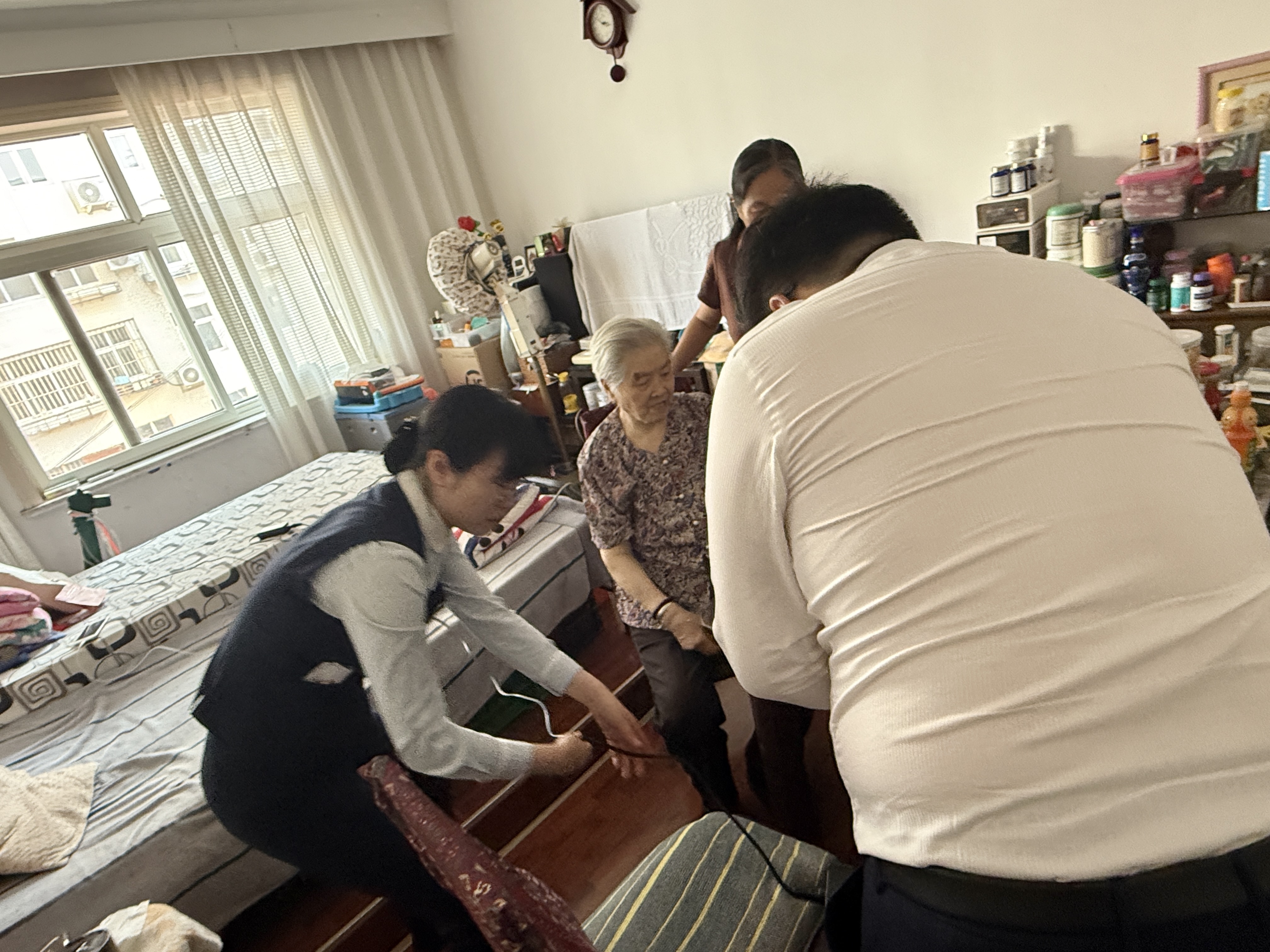 上门服务显真情 齐鲁银行暖心激活九旬老人社保卡