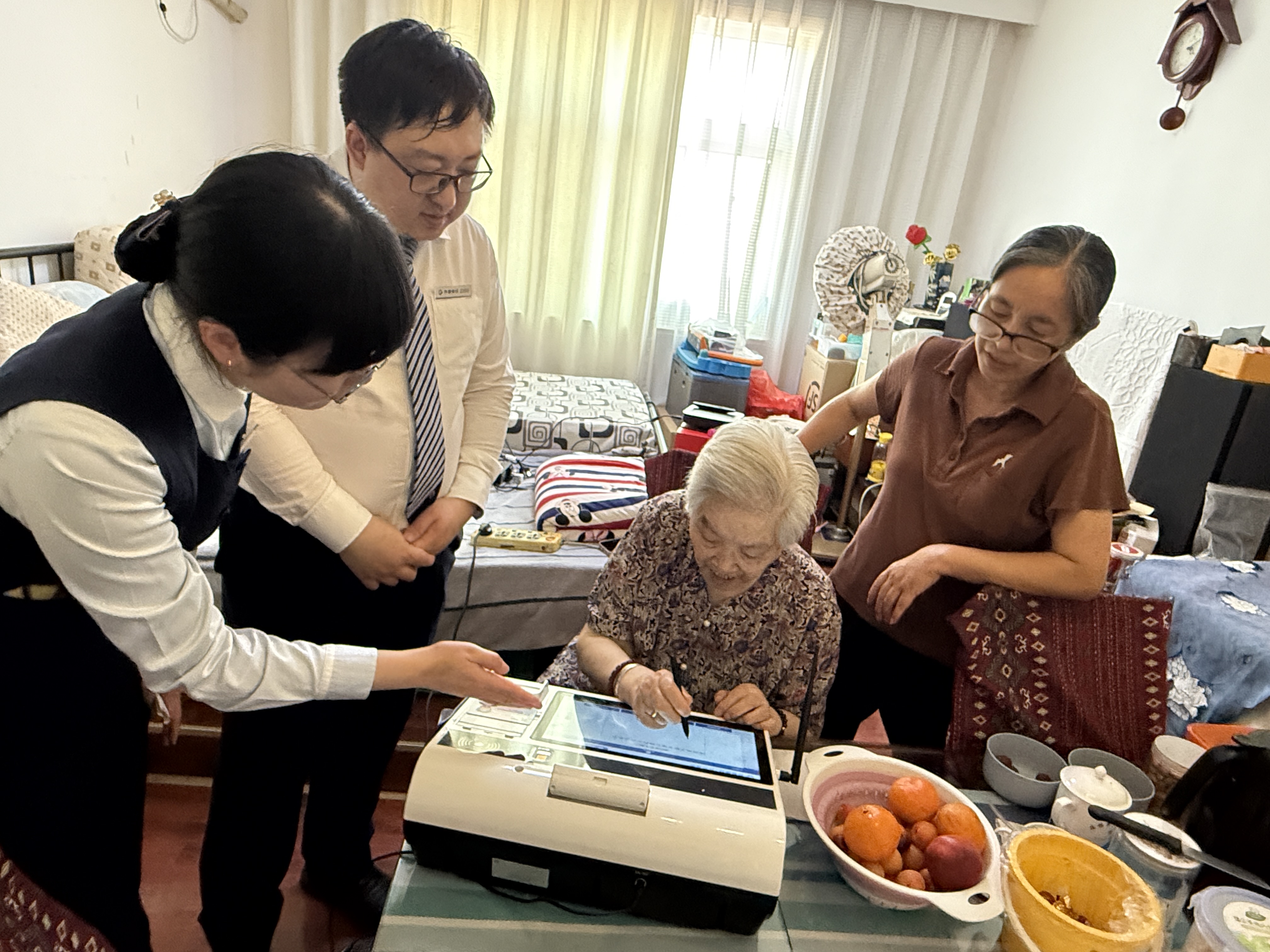 上门服务显真情 齐鲁银行暖心激活九旬老人社保卡