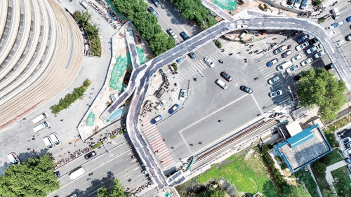 齐鲁医院旁新建U形过街天桥6个上下桥口“现身”