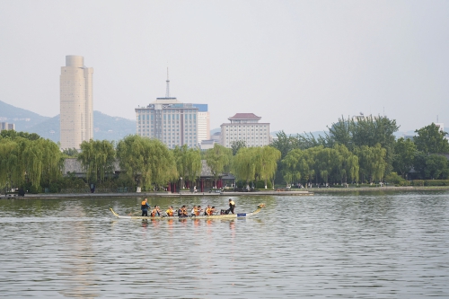 济南大明湖上鼓声响 龙舟备战迎端午