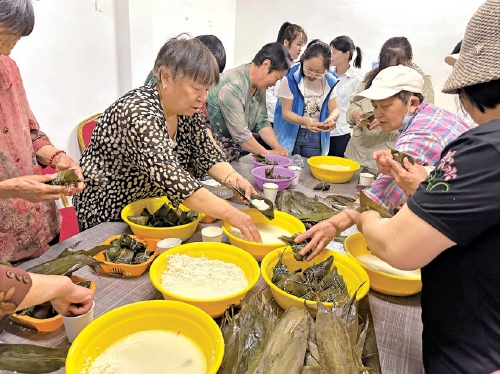 粽香情暖庆端午 文明实践送关爱