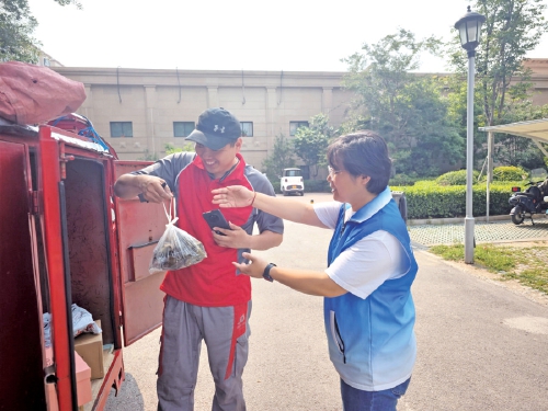 粽香情暖庆端午 文明实践送关爱