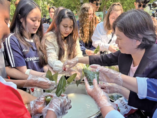 粽香情暖庆端午 文明实践送关爱