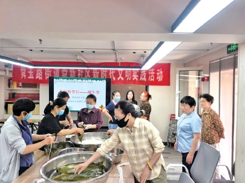 粽香情暖庆端午 文明实践送关爱