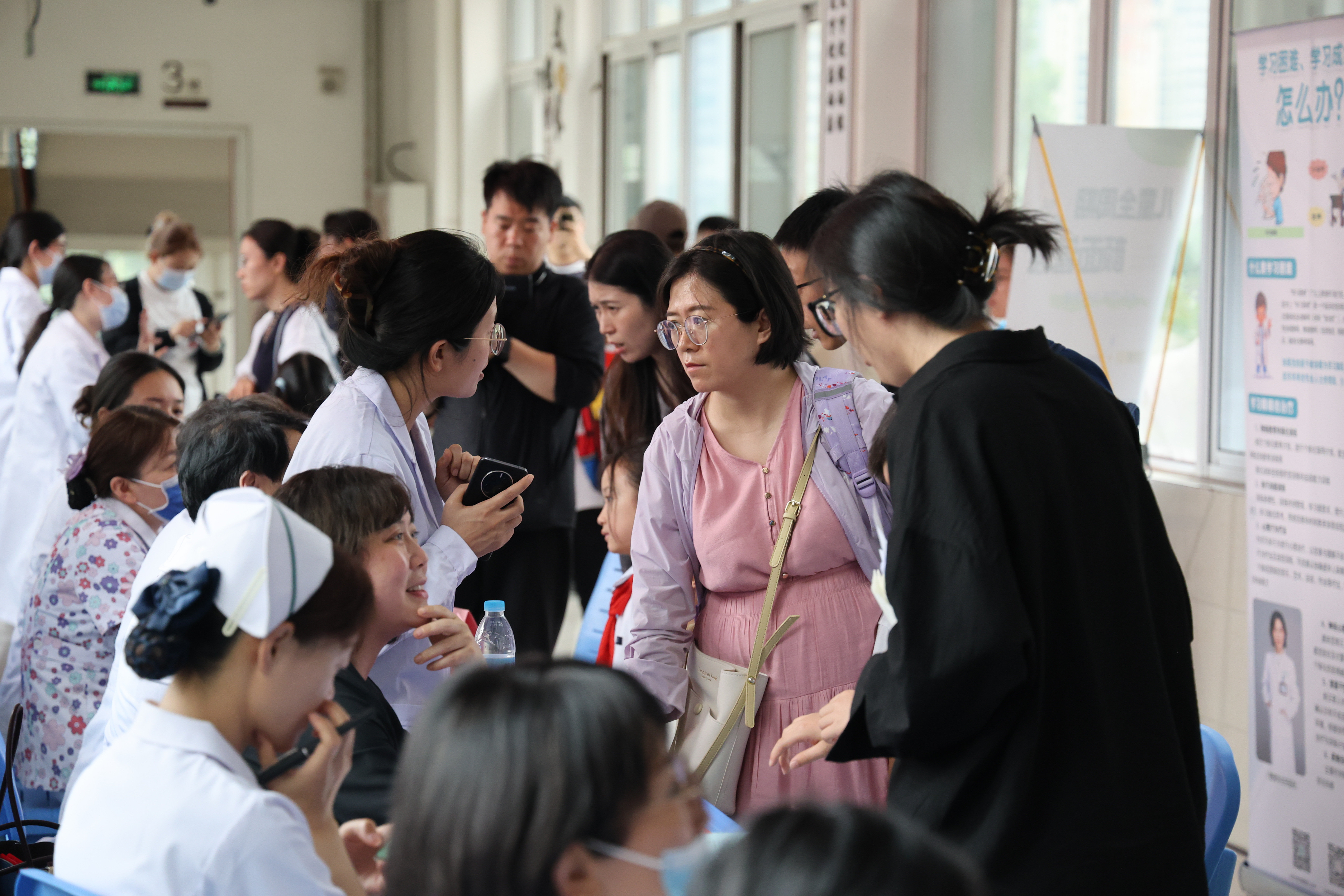 “医教连心，健康童筑”六·一送健康活动在济南市历下区俊德实验学校举行