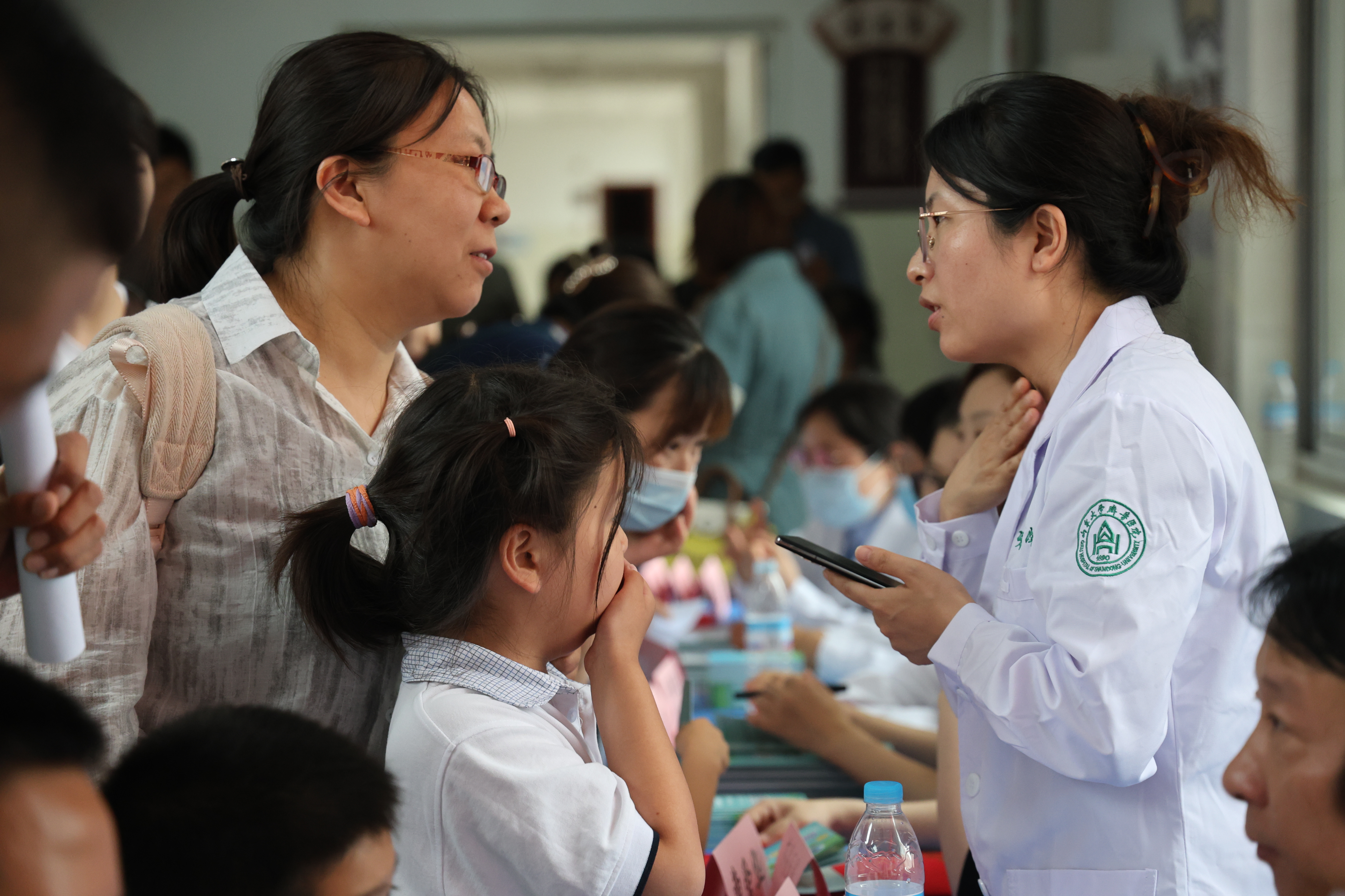 “医教连心，健康童筑”六·一送健康活动在济南市历下区俊德实验学校举行