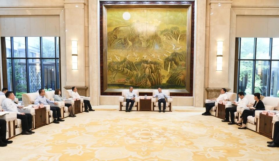 中国光大集团党委委员、副总经理于法昌与淄博市委书记马晓磊举行工作会谈